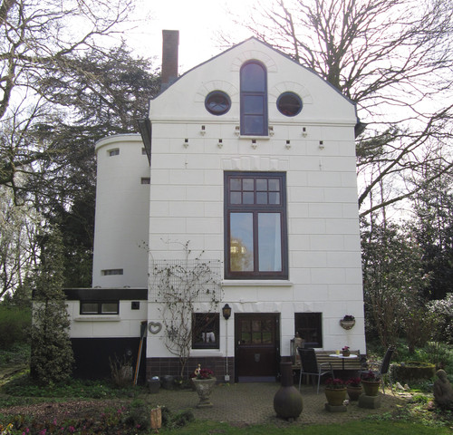 Monumentale villa Cuijk::Gevels en kozijnen schilderen.::Gevels reinigen, beschadigingen herstellen en schilderen met elastische muurverf. Houtwerk afwassen, kitvoeg- en houtrotrenovatie, glaslatten vervangen, plamuren, kitten, gronden, voor- en aflakken.