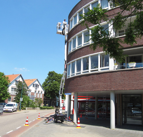 Vve Cuijk::Schildersonderhoud van alle uitwendige gevelkozijnen.::Houtwerk afwassen, slechte delen afbranden, langs het glas kitvoeg controleren en herstellen, plamuren en kitten, kaal hout gegrond, voorlakken en aflakken. 