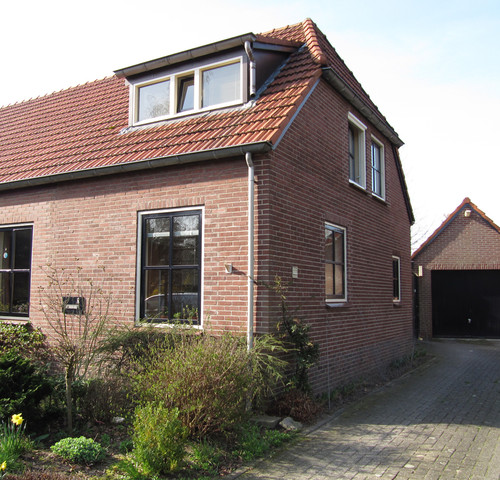 Woonboerderij Middelaar::Onderhoud en schilderwerk van kozijnen aan de buitenzijde.::Houtwerk afwassen, slechte delen afbranden, langs het glas een overschilderbare kitvoeg aanbrengen, plamuren, kitten, gronden, voorlakken en aflakken.